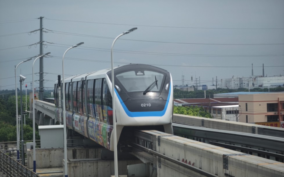 芜湖单轨2号线万春湖路站列车折返(目测为旋转型道岔?