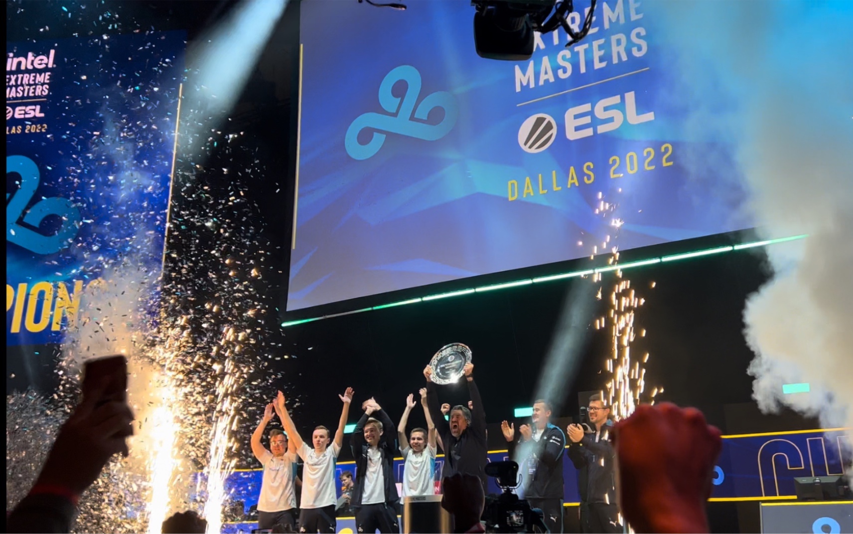iem达拉斯c9夺冠捧杯现场