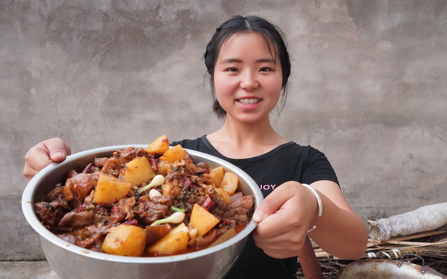 邻居送来一大坨香猪肉,这肉可比猪肉好得多,红烧出来味道超巴适哔哩哔哩bilibili