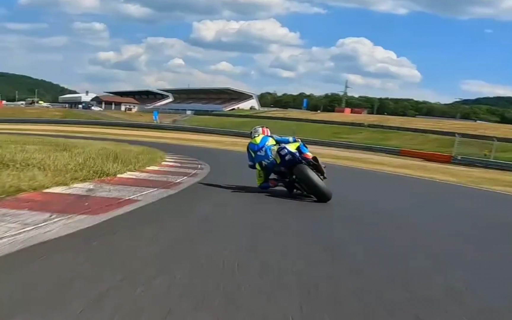 重机车赛道压弯狂飙