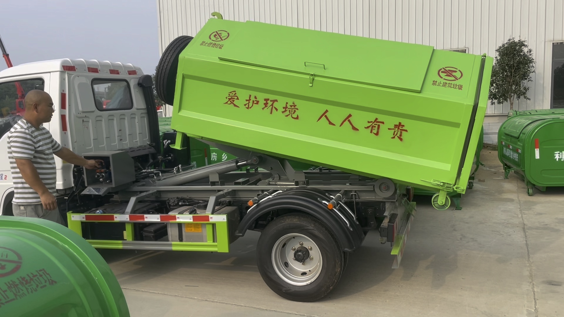 福田时代柴油版勾臂垃圾车垃圾箱