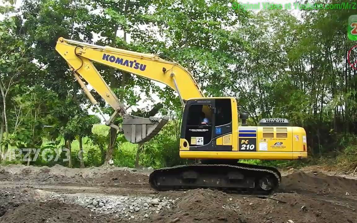 【高能现场】小松pc210挖掘机移动泥土