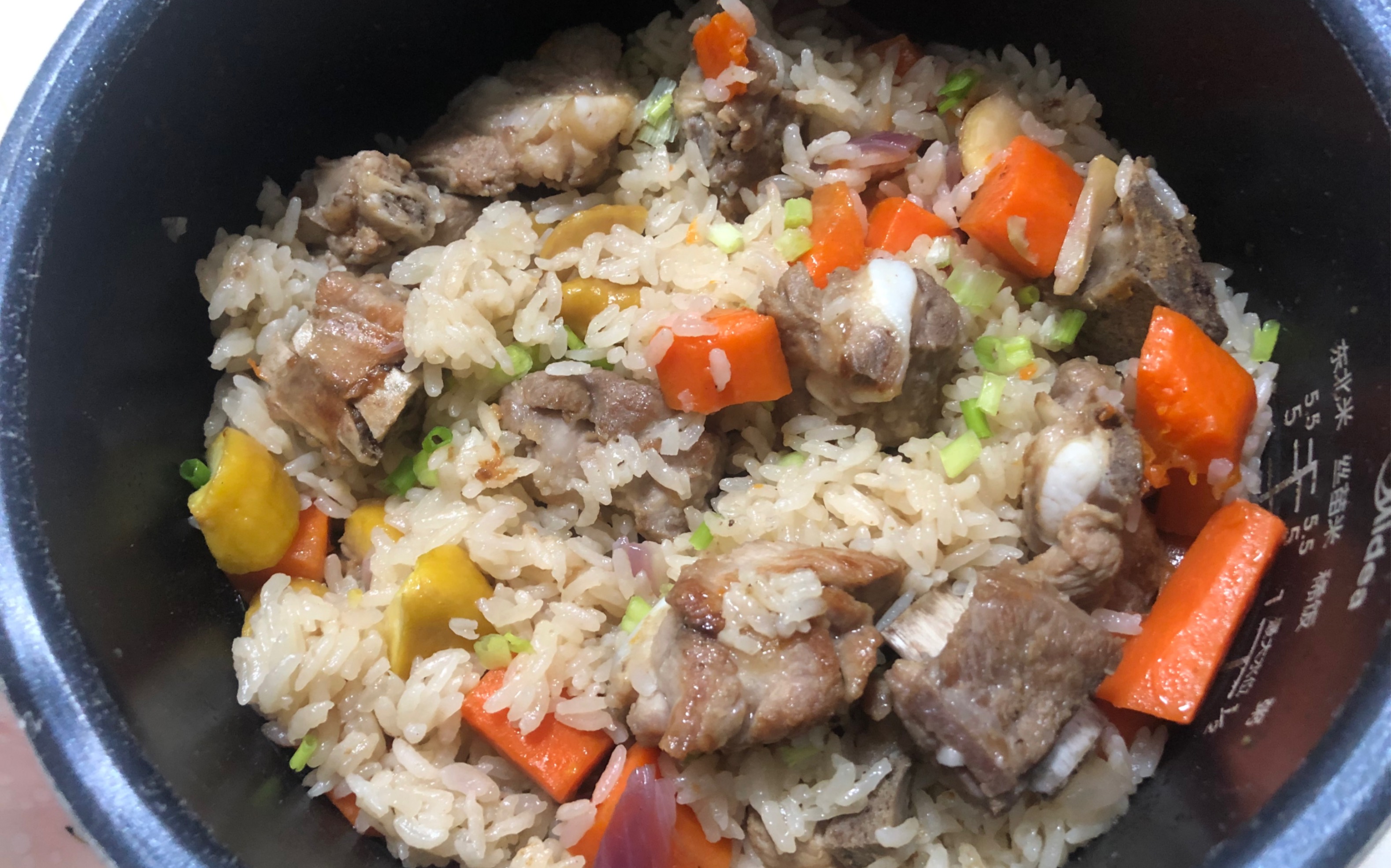 板栗胡萝卜焖排骨饭～板栗胡萝卜的香甜～排骨煎过微焦,粒粒米都包裹
