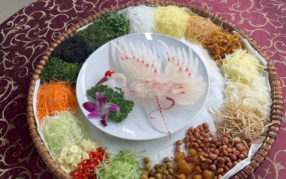 在横县做鱼生,鱼肉不洗水也能切得晶莹剔透,夹上配料一起吃真香