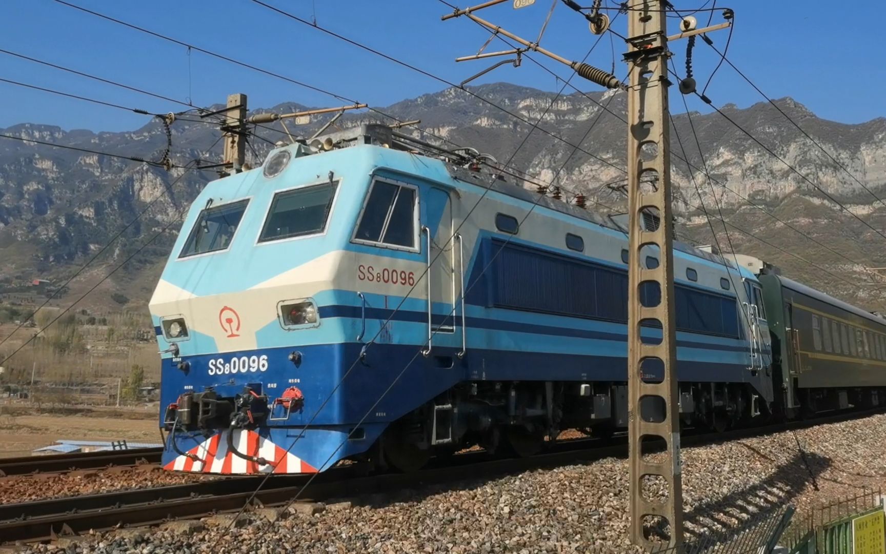 郑局郑段ss8-0096牵引侯月铁路通勤车通过河口大桥2023.11.18