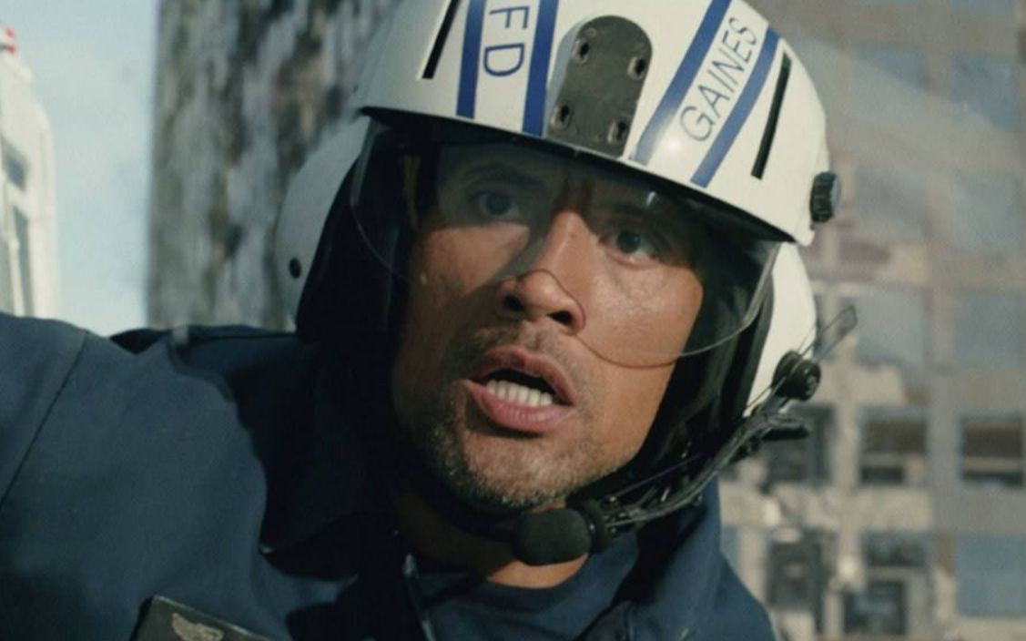 《末日崩塌》幕后,强森只比女儿大14岁,被吊在直升机外150英尺进行