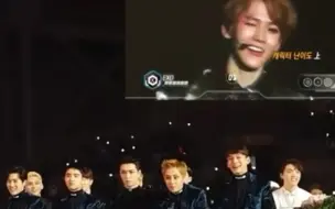 Download Video: 【EXO】兴白 2016年MMA 看自己片段reaction 伯贤wink镜头时从面无表情到突然邪魅一笑