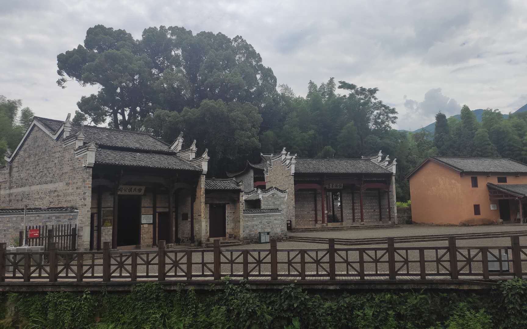 实拍井冈山茅坪旧址群,里面的很多标语都是贺子珍刷的,非常珍贵_哔哩