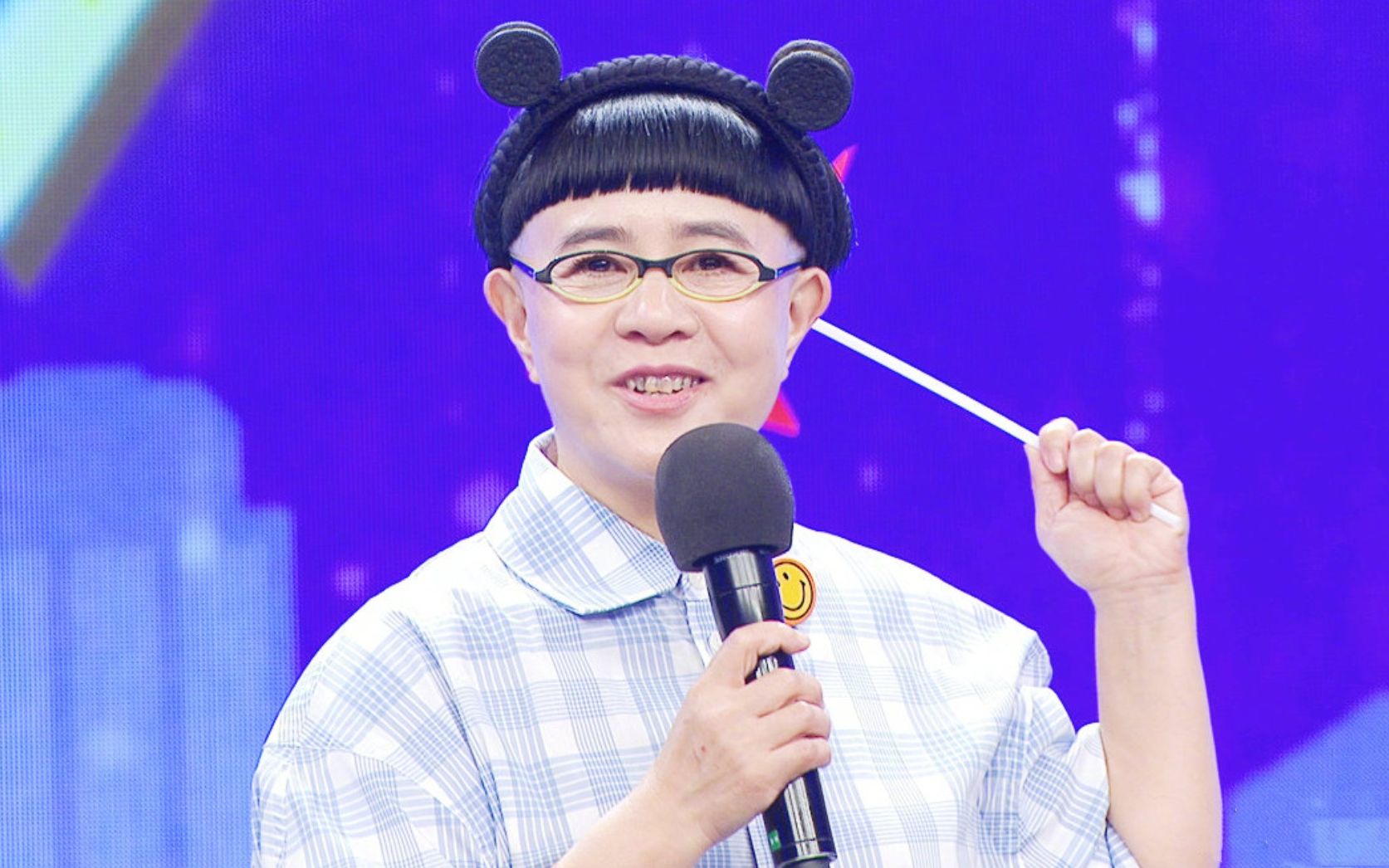 金龟子与大学生合唱《大风车》,亲切叫大家小朋友,熟悉旋律引回忆杀