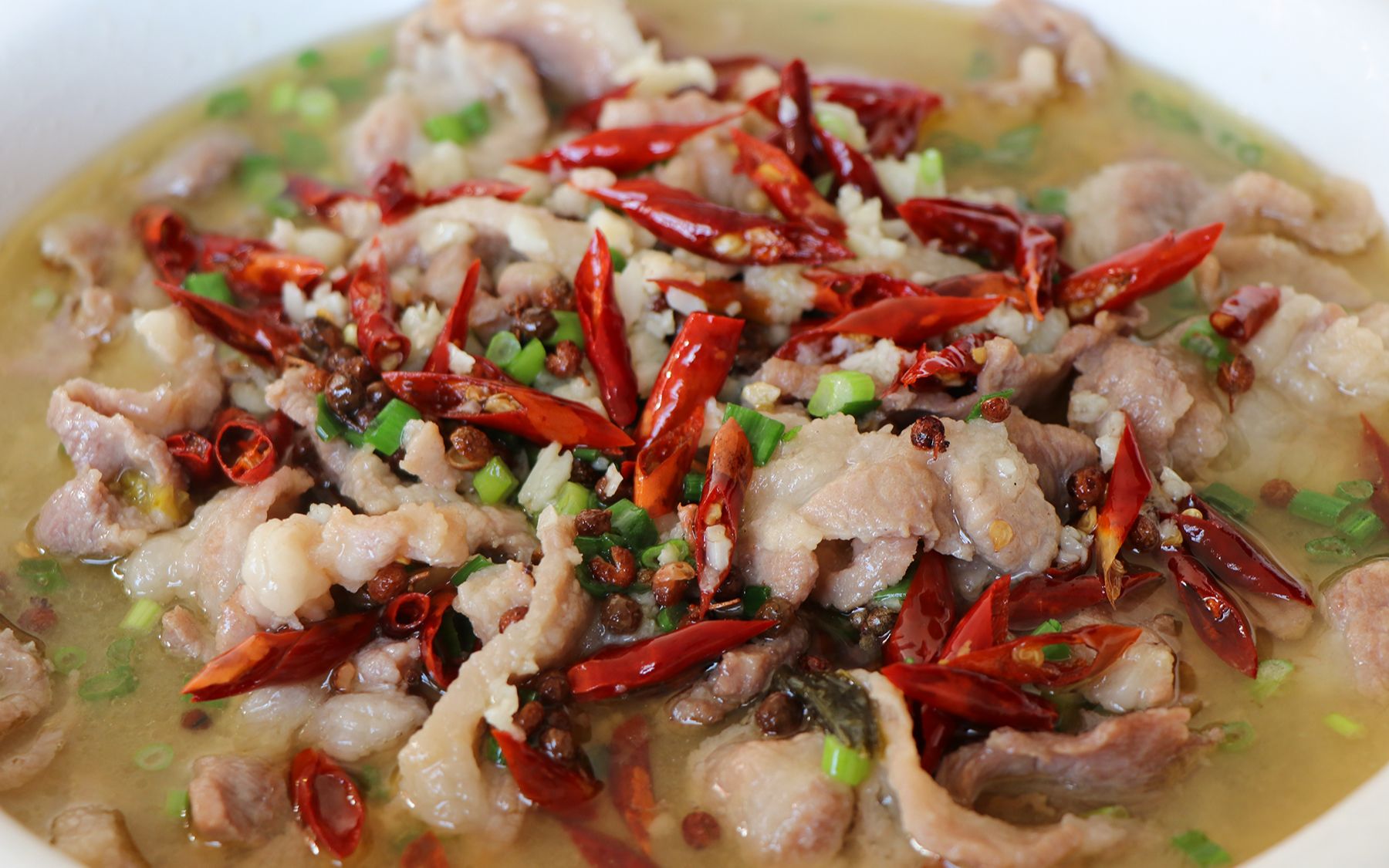 教你酸菜泡椒煮肉片的做法酸辣开胃方法简单实用又好吃