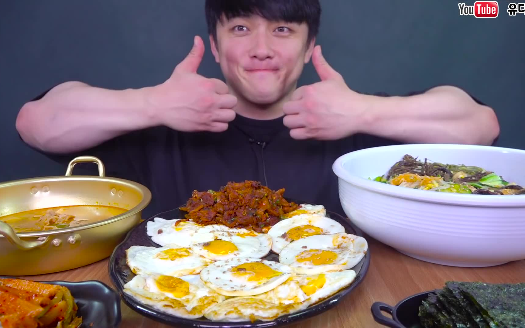 深渊巨口udt小哥10个蛋的烤肉拌饭牛肉大酱汤大口吃真满足韩国大胃王