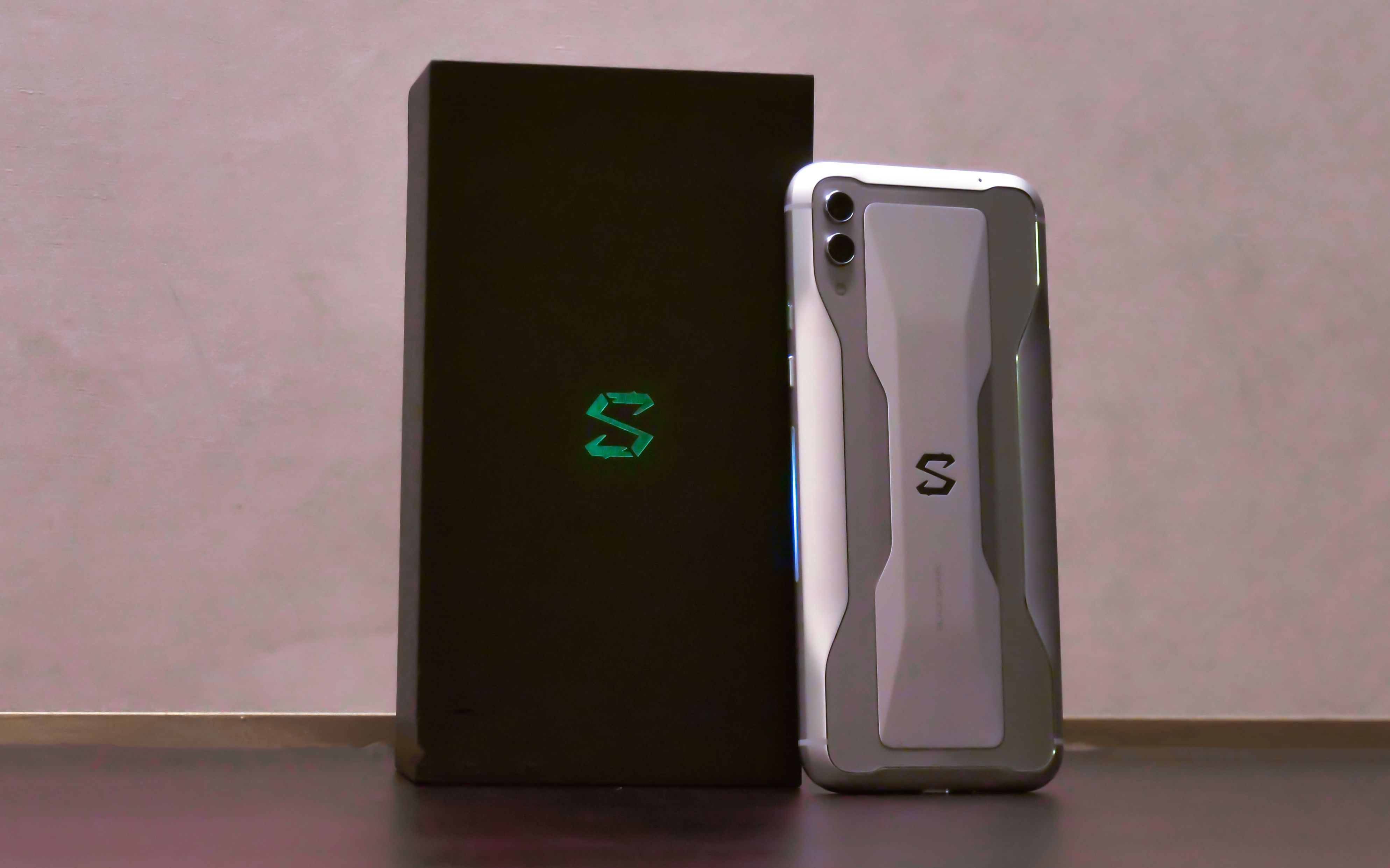 科技美学直播黑鲨游戏手机2冰封银开箱上手