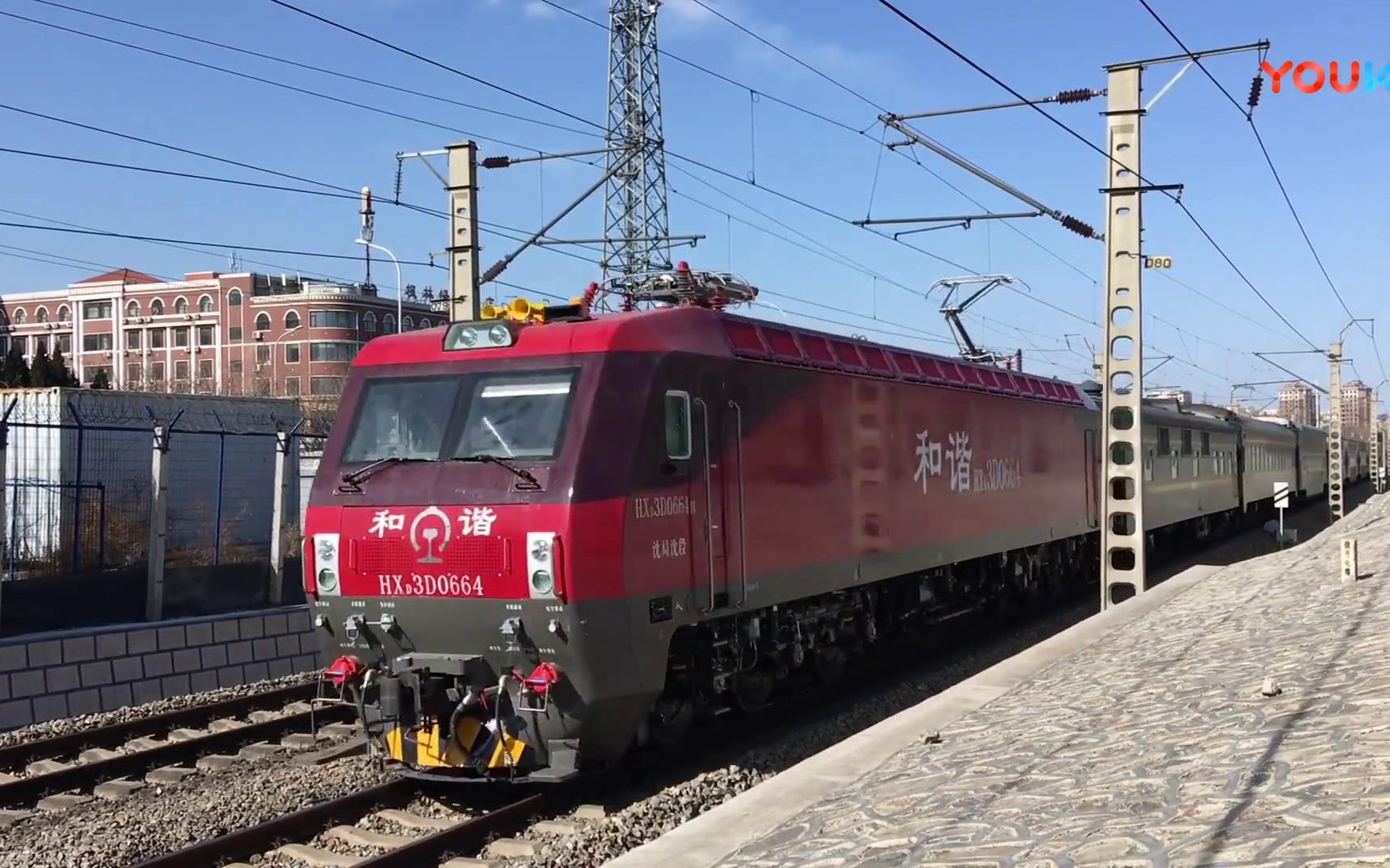 【授权转载】【k1260本务机破,2018新造机车牵引辽半】大连站车迷候车