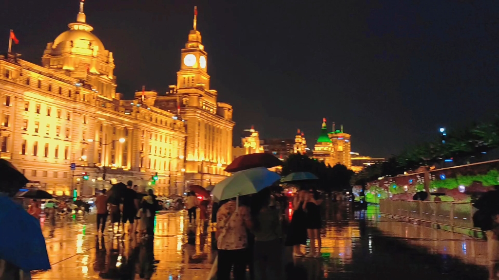 雨天的外滩格外好看.