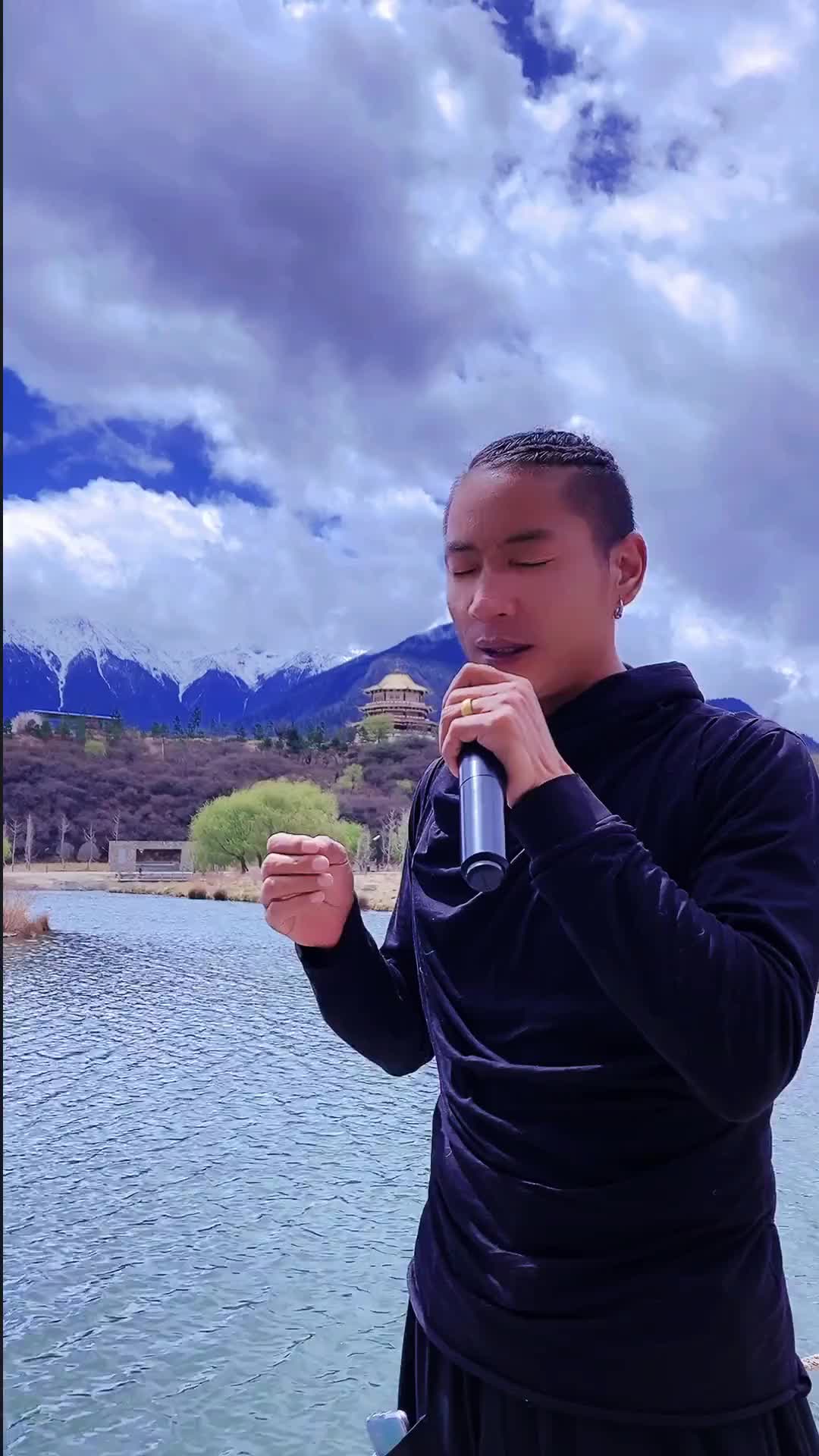 可可托海的牧羊人圣地艺人云丹掌声送给藏族人抖音小助手旅行