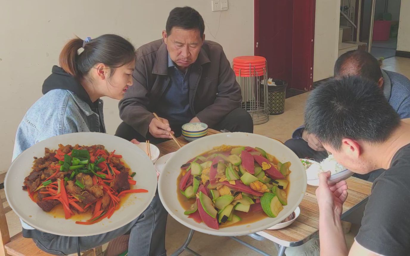 [图]做东北名菜“锅包肉”，配笋瓜炒香肠，二姐做一汤，入味哥和家人吃爽了