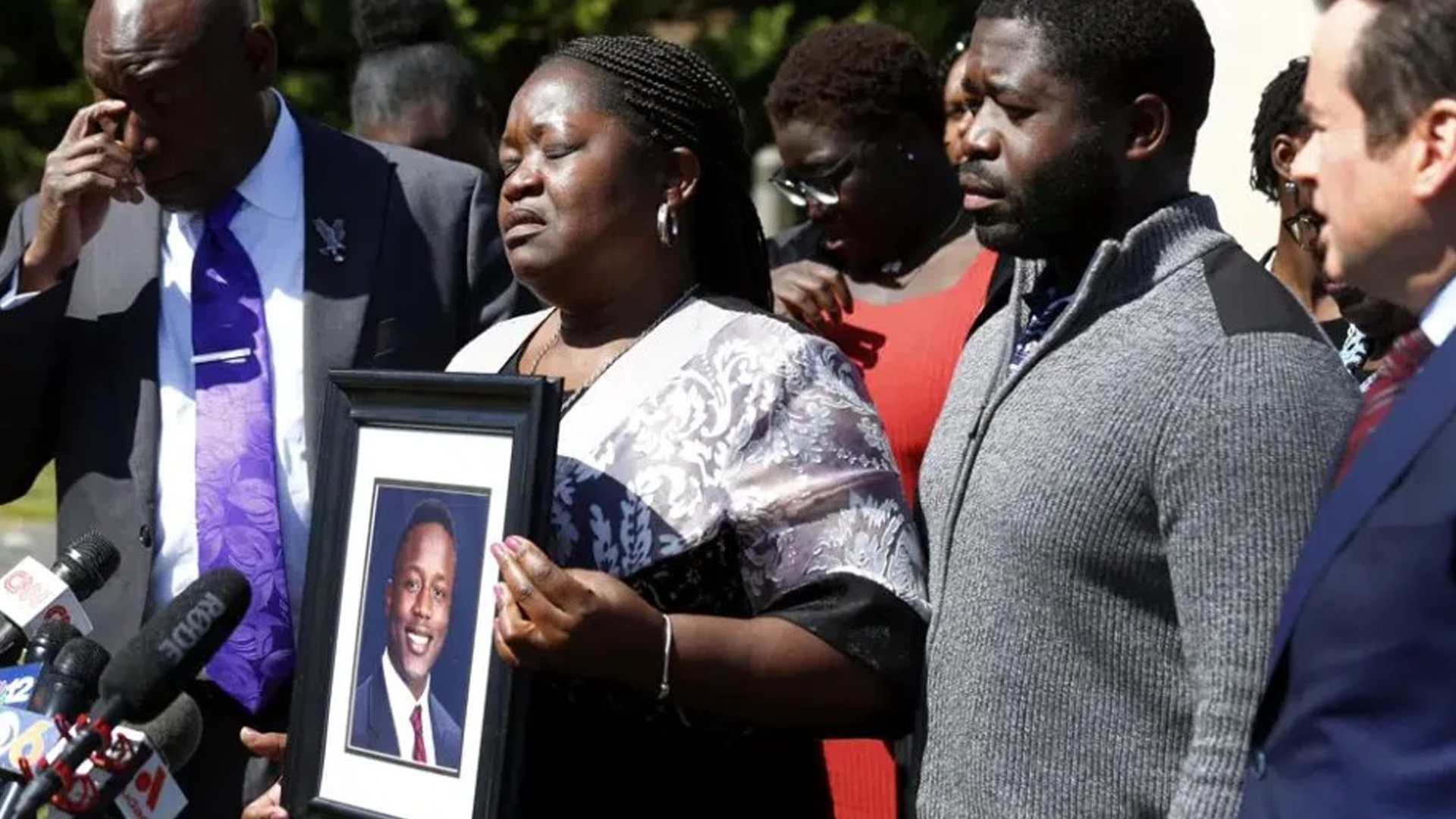 又现"弗洛伊德之死"!美国一在押黑人男子遭警察跪压后身亡