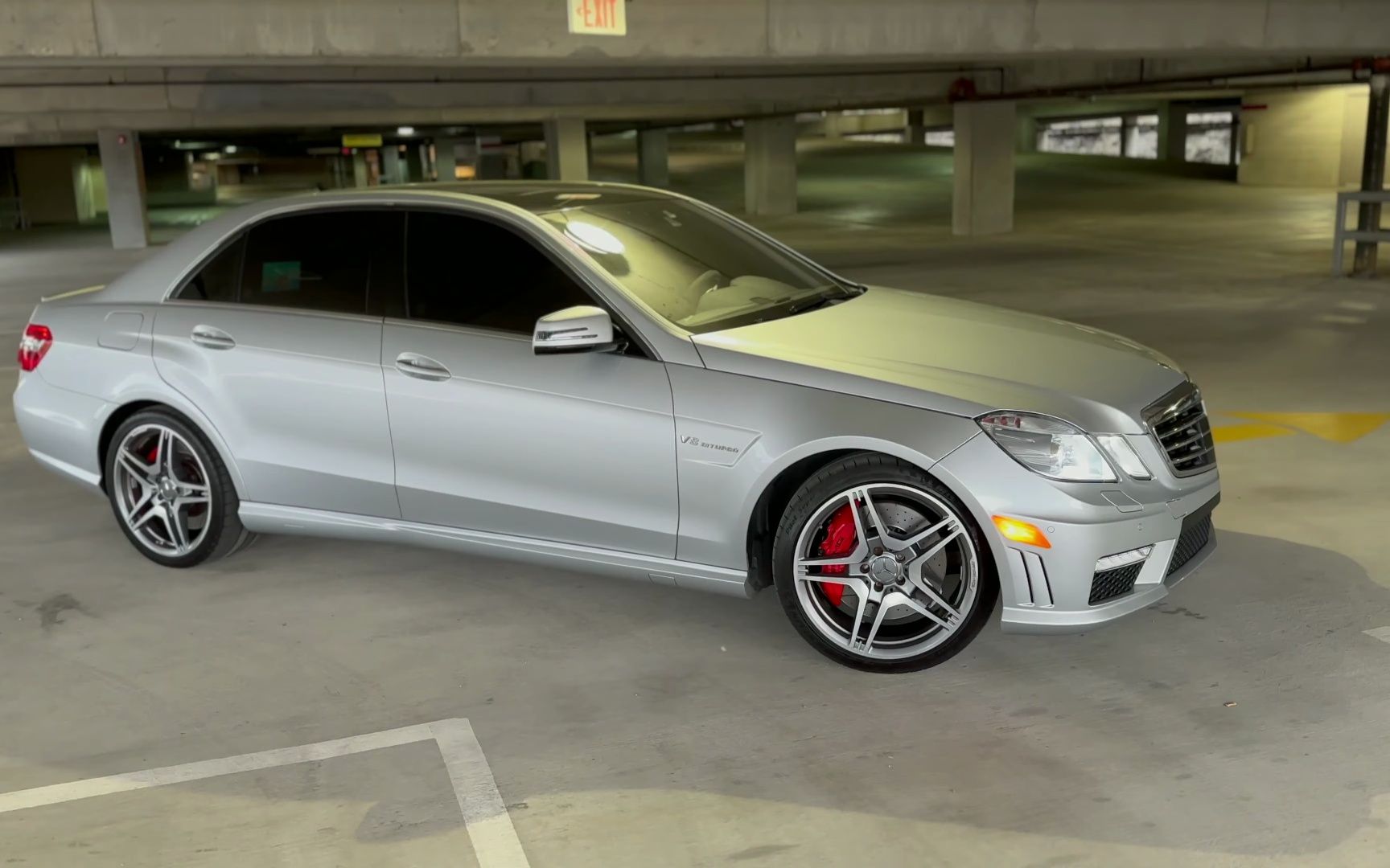 奔驰 w212 e级 e63 amg 经典银色(机翻字幕)