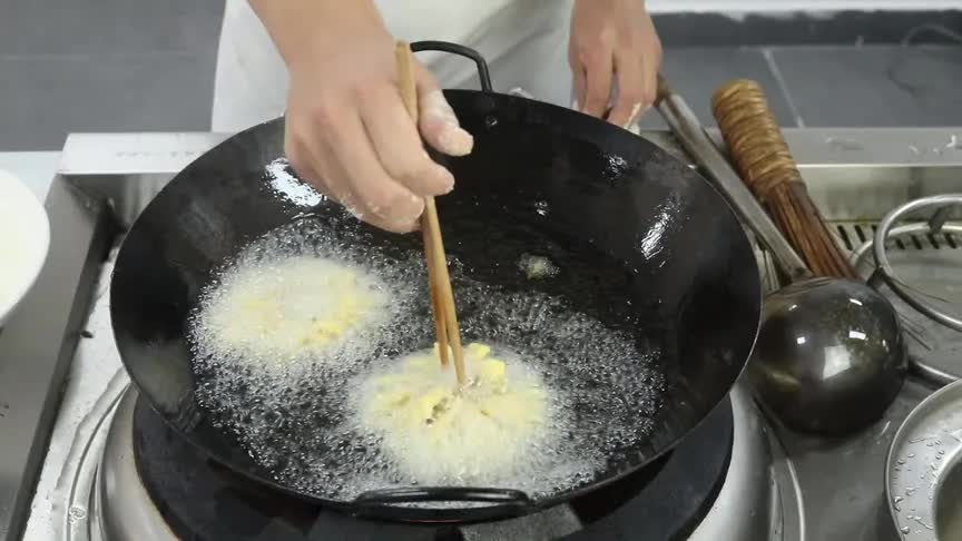 [图]【菊花鱼】大厨教你金奖菜：“菊花鱼”，看手法就知道练过，全程都在讲重点