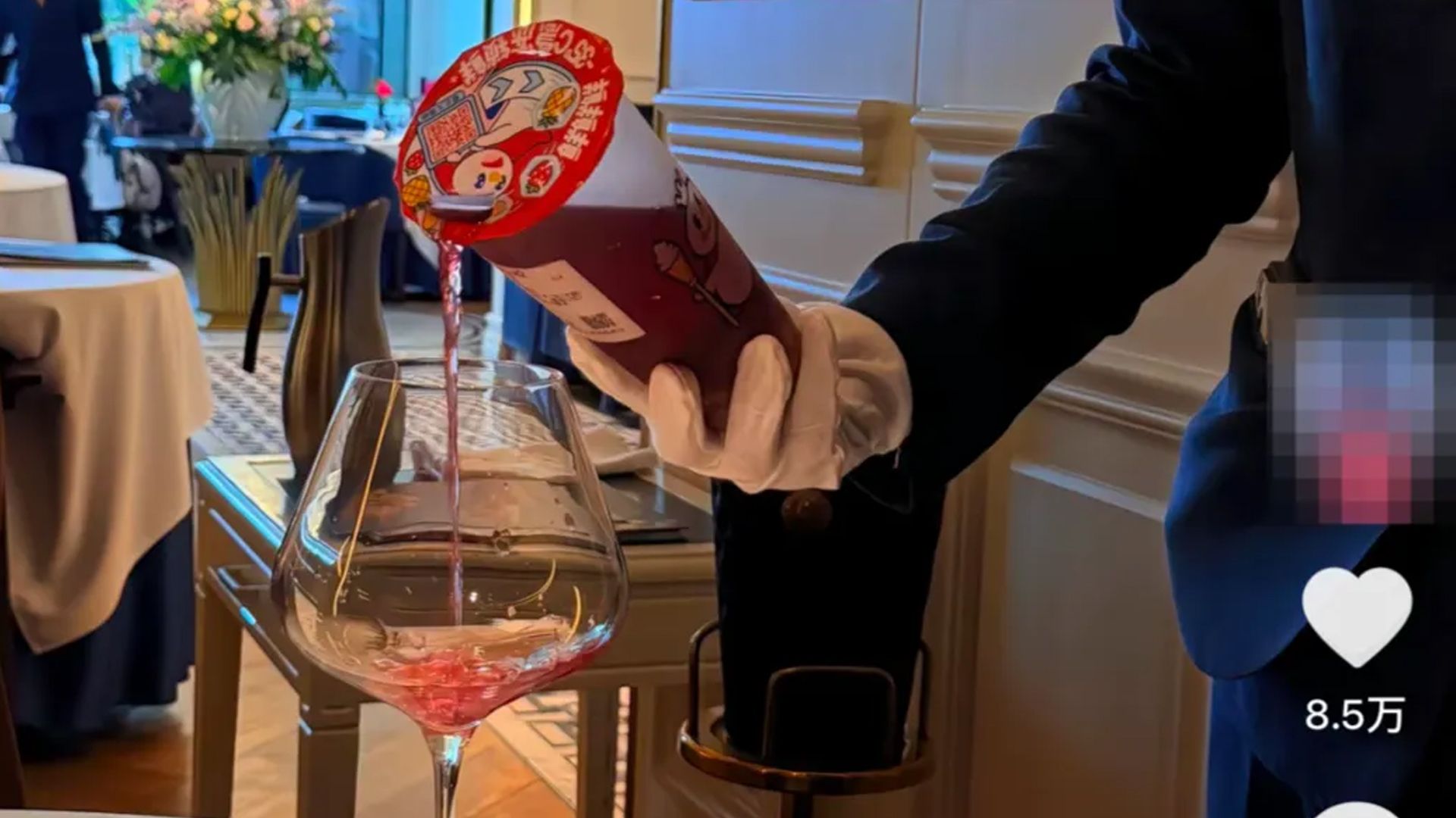 上海马勒别墅饭店被指将蜜雪冰城“芋圆葡萄”倒入高脚杯，以398元一杯出售