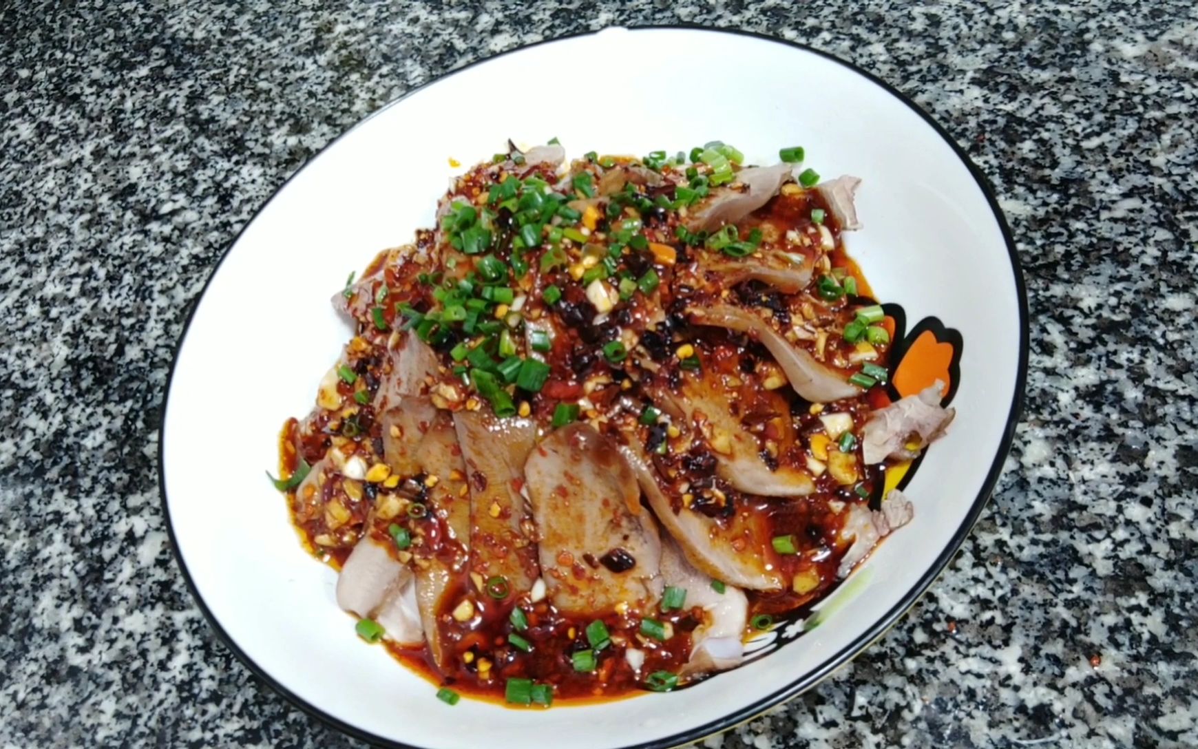 大厨分享凉拌猪舌的做法,步骤简单易学,香辣味道太美妙了!