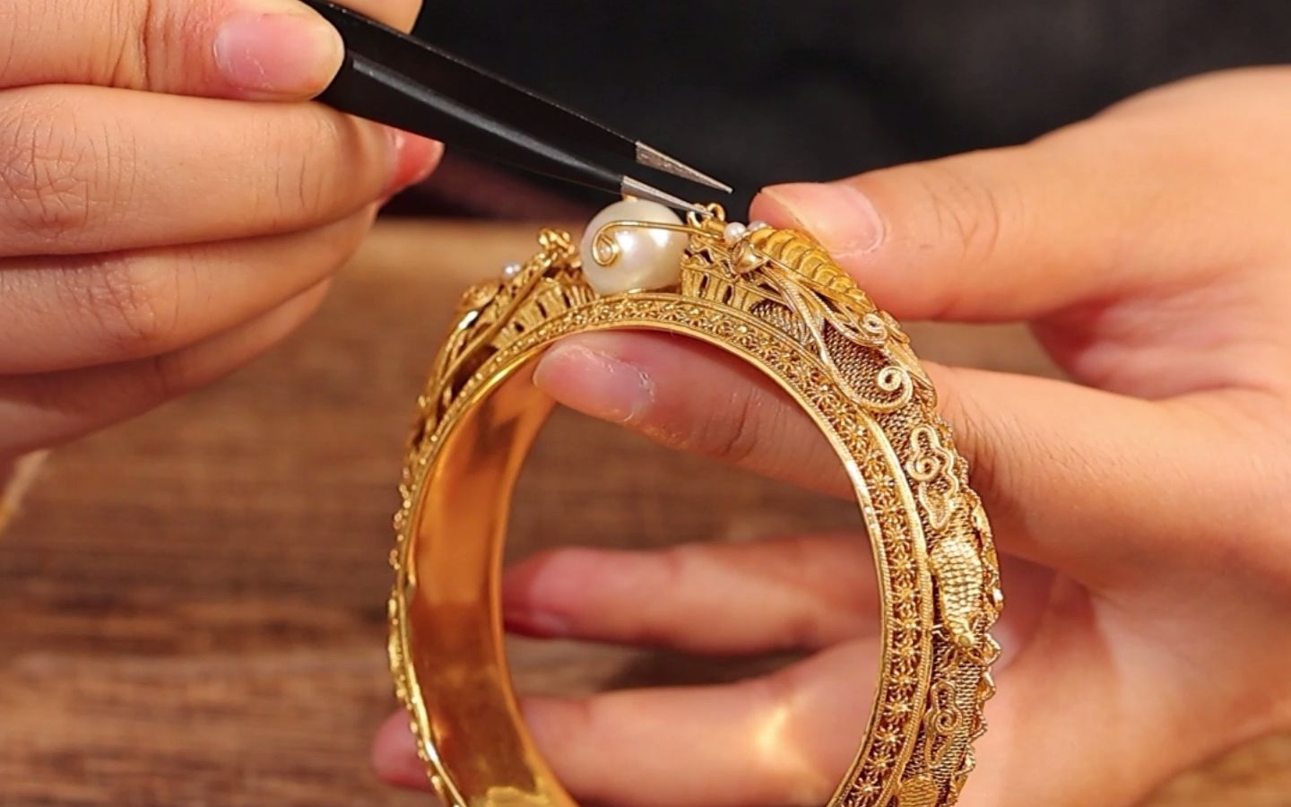 出国在外的粉丝找我定制花丝双龙戏珠手镯,她说要把中国传统文化宣扬