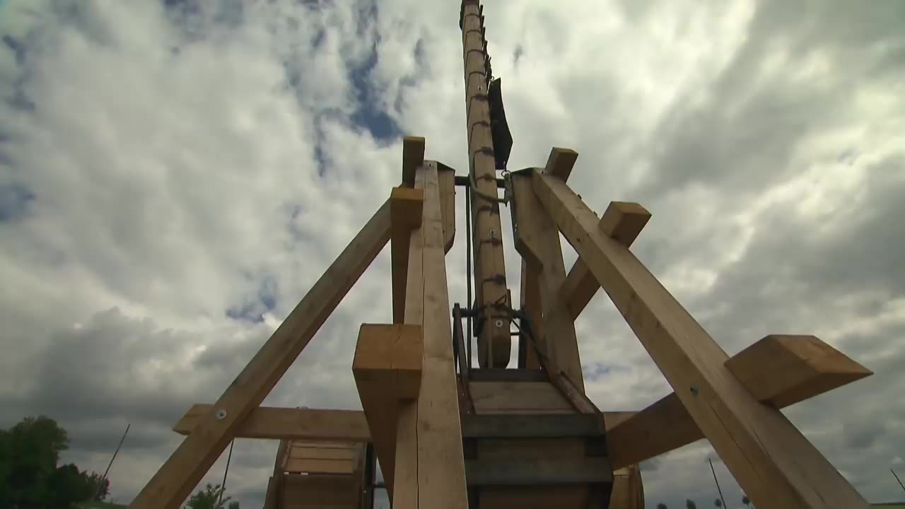 中世纪欧洲巨型野战抛石机操作与射击复原演示