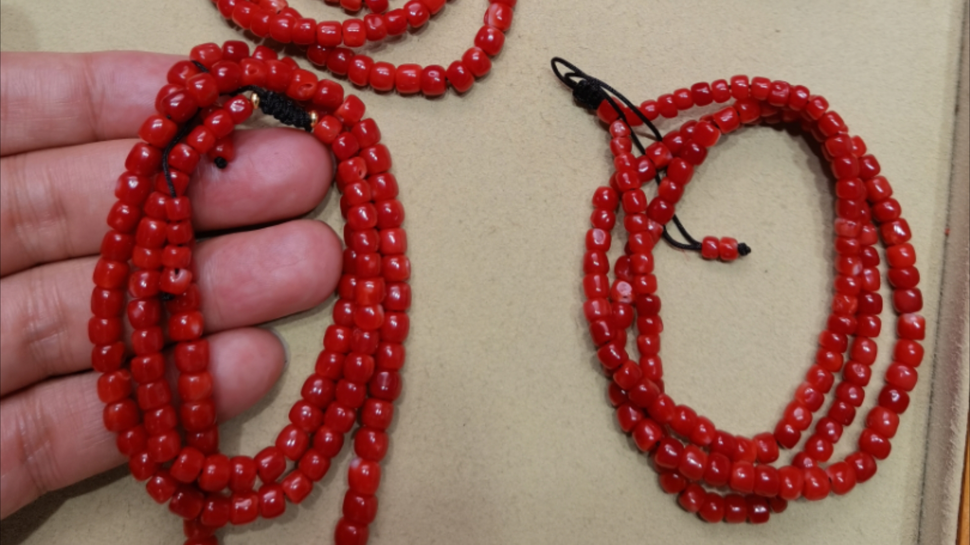 用精挑的阿卡珠子来设计精致的红珊瑚108佛珠,还有最火的弹力绳戒指