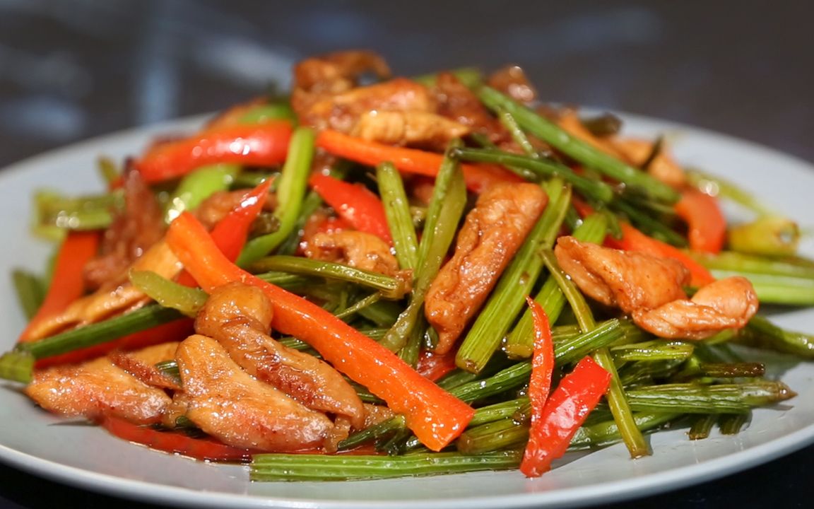 芹菜炒肉 / 没有食欲的夏天来一盘辣辣的芹菜炒肉可好【 nana的美食