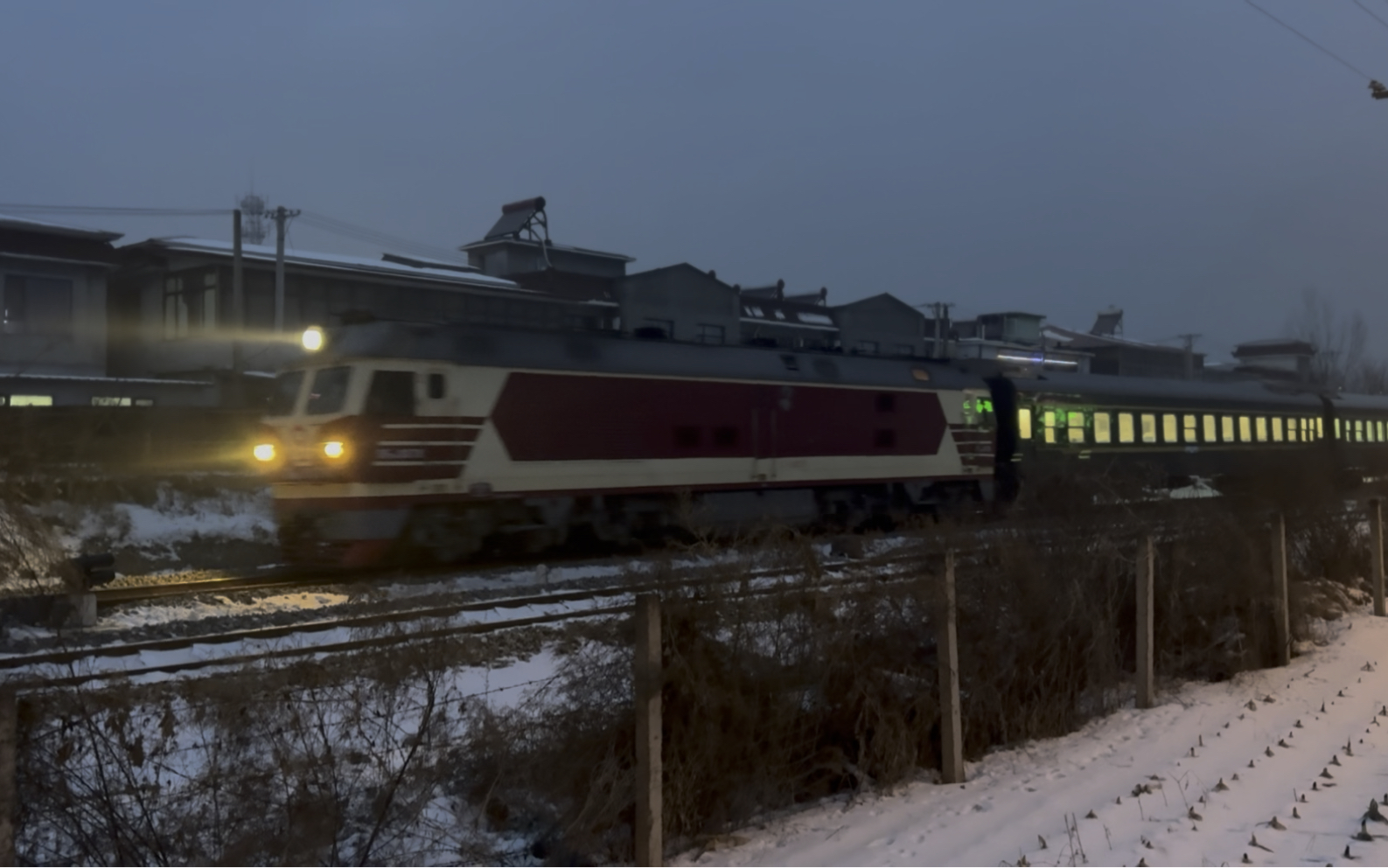 元旦假期首班臨客列車,k5025次,錦州至丹東,本務為沈局沈段df4d 3078