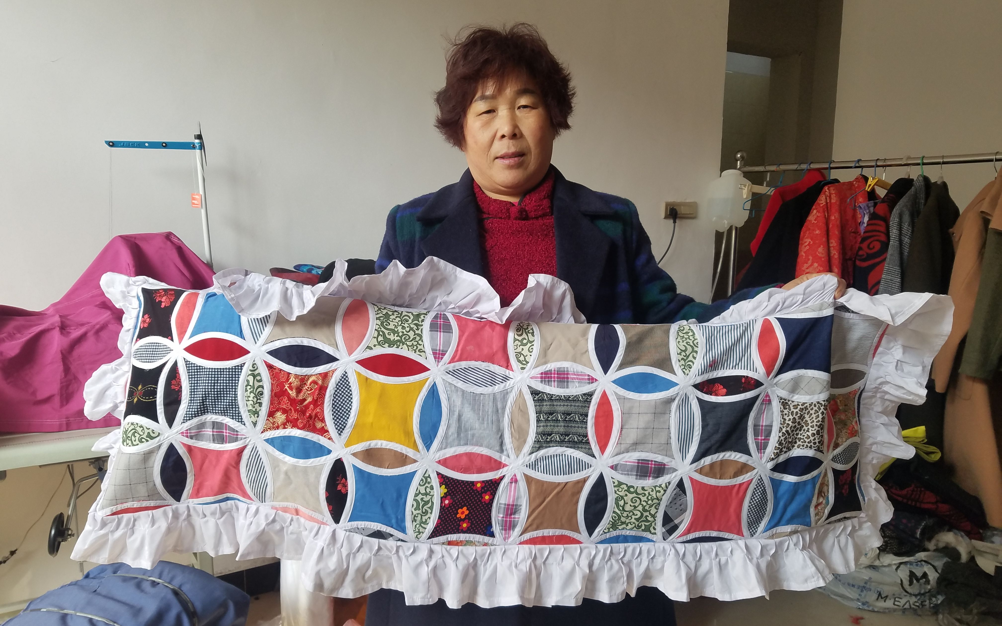 农村大妈用100多块布头拼出个啥?看完别吃惊