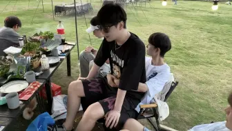 两个男孩的生活碎片