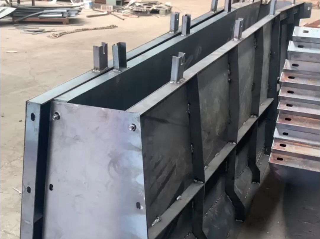 翼墙过渡段模板搭配防撞墙使用