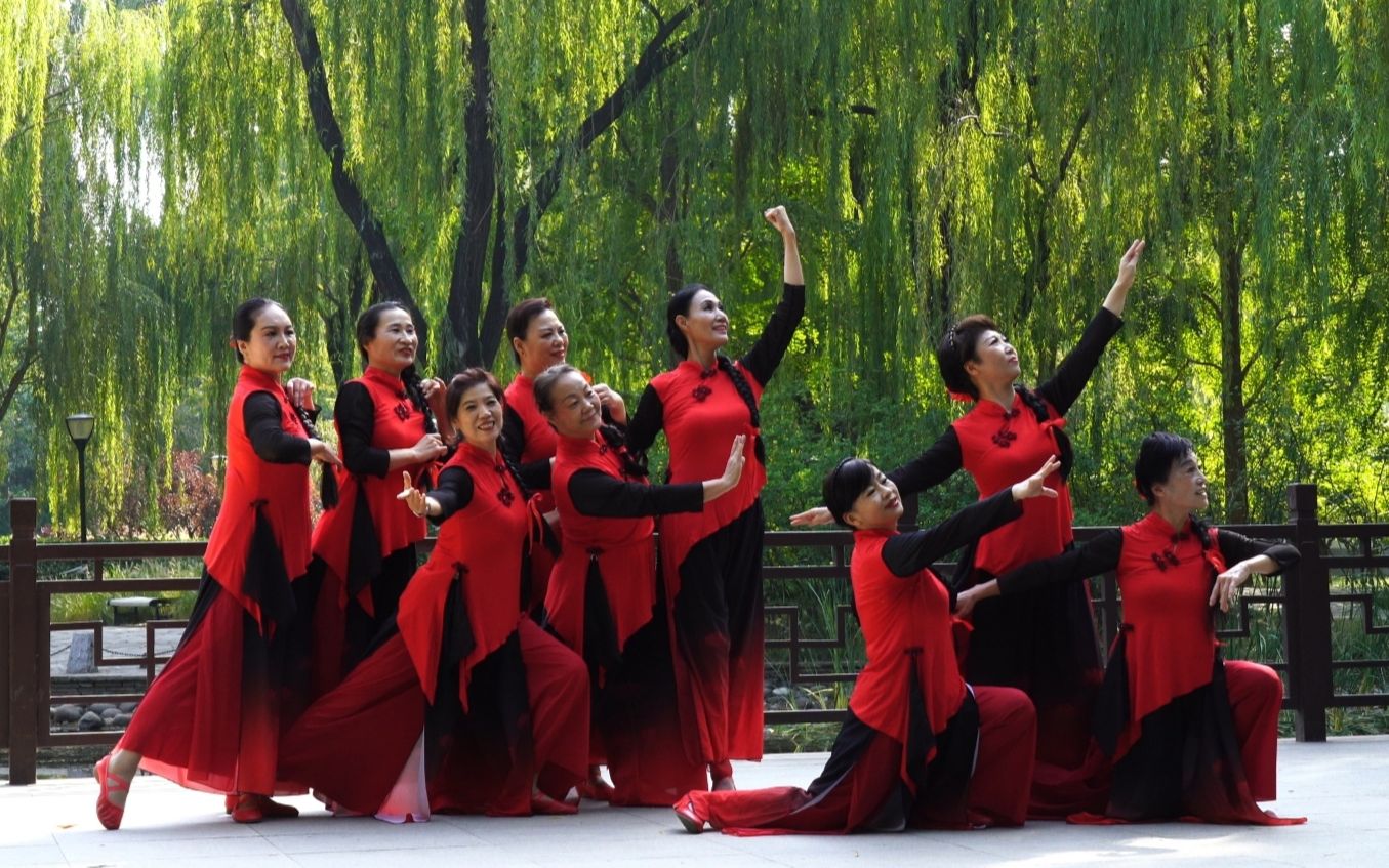 媛媛广场舞《沂蒙颂》旋律动听,好看好学