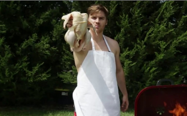 【大保健字幕组】深夜美食福利 让裸体围裙男教你做啤酒鸡吧