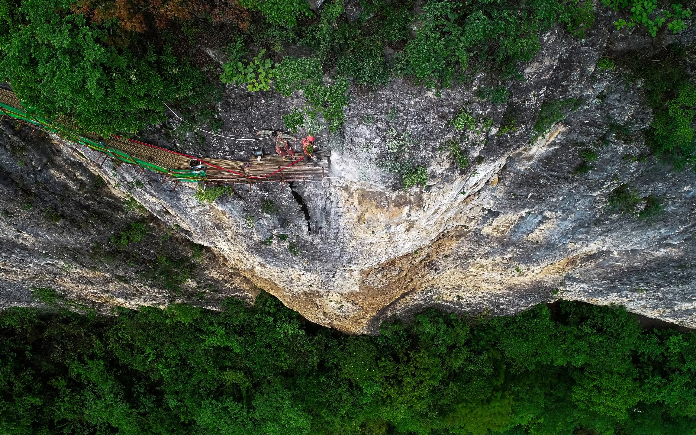 湖南湄江国家地质公园:栈道工人,一组压在电脑里两年的照片!