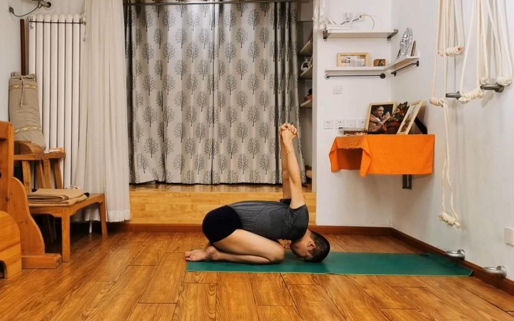 艾扬格瑜伽入门 16 雷电坐身印中的肩部打开练习