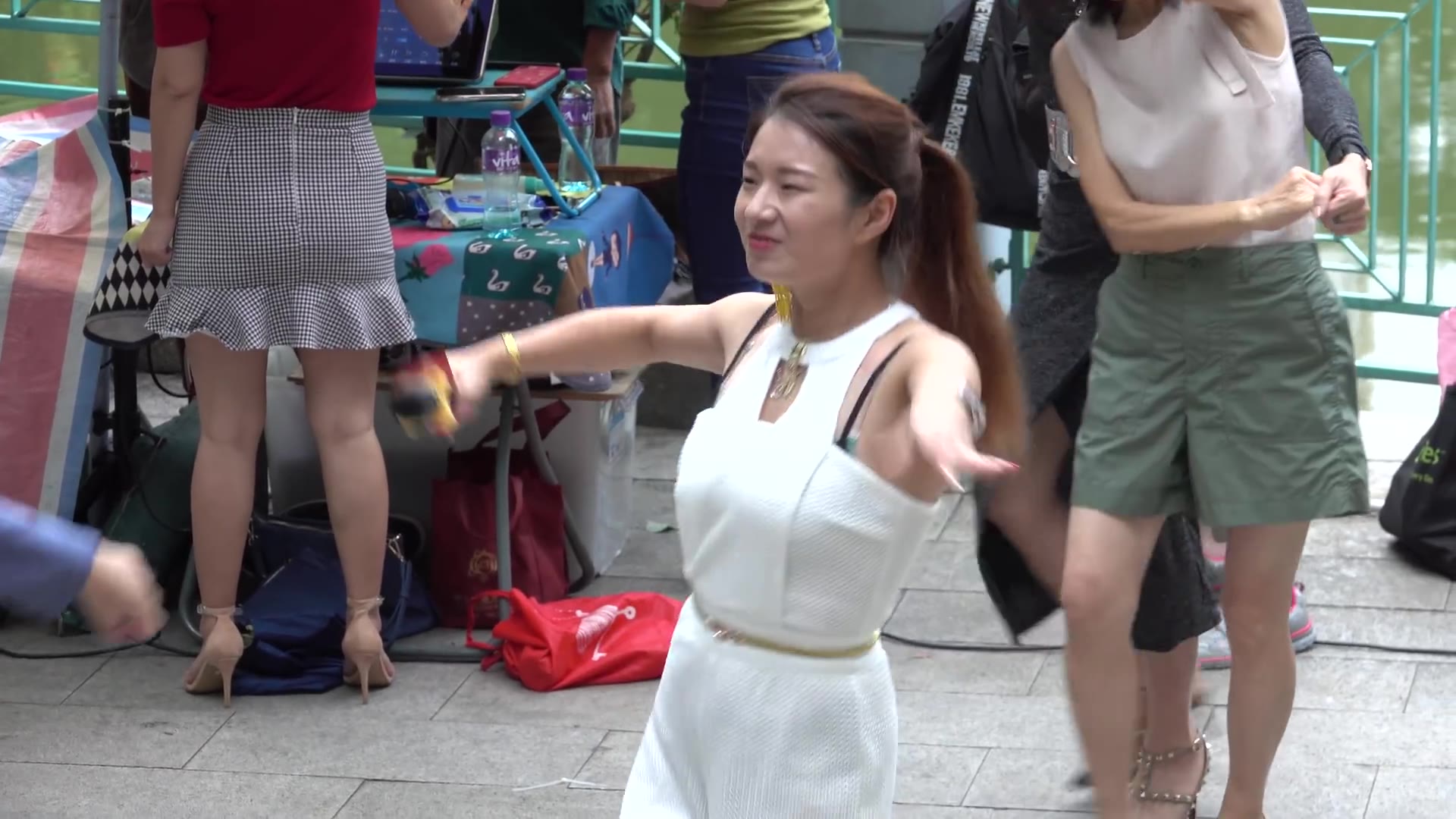 街头艺人妙妙激情演唱《情火》,退休大妈不甘寂寞上前伴舞