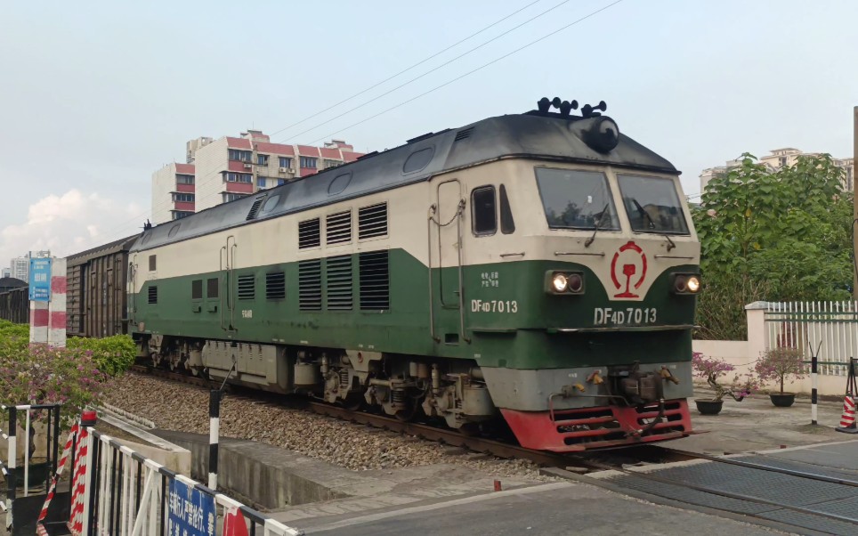 (4k60帧)df4d7000系(柳州虎)牵引货列通过柳州老湘桂线庆丰路道口