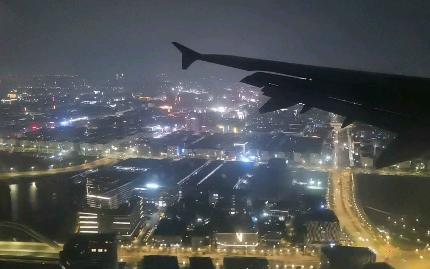 飞机窗外夜景璀璨灯光安全着陆