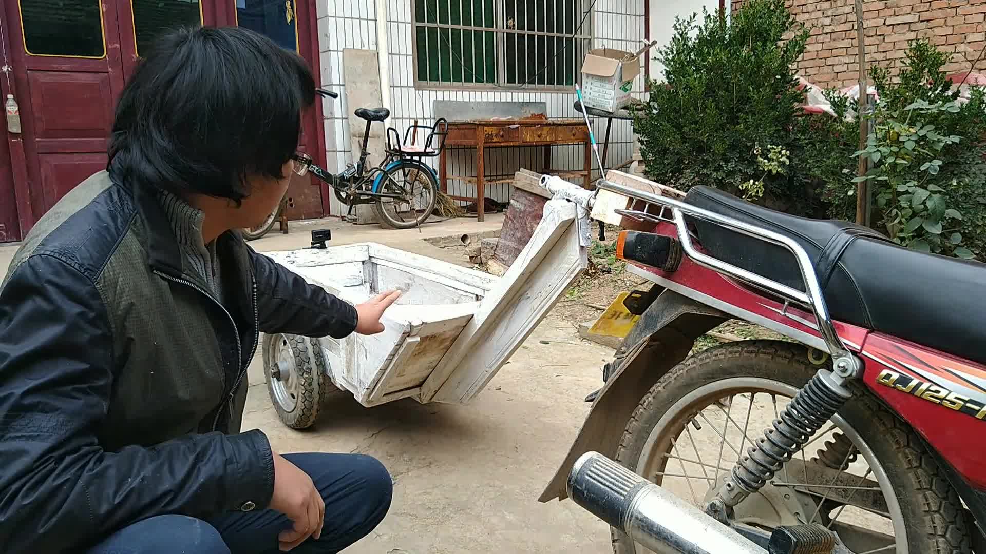 给摩托车加个半挂拖斗,全木制结构,看这东西实用吗_哔哩哔哩_bilibili