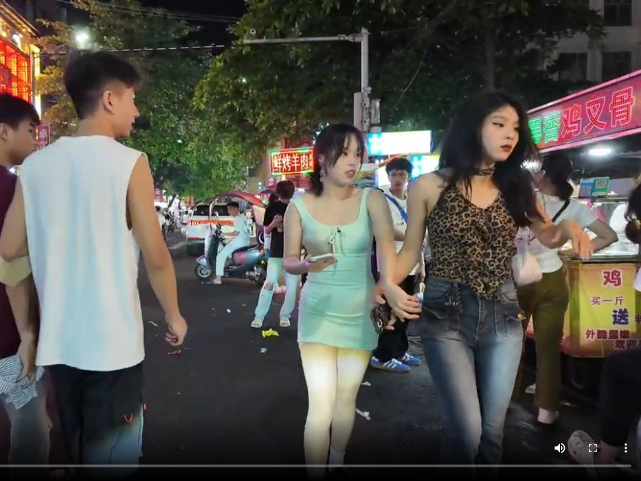 2024-05越南人漫游闲逛五一假期夜晚的中国东兴街头-这里很多精神小妹