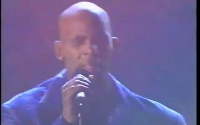 [图]R. Kelly – I Believe I Can Fly Live Grammy Awards 1998