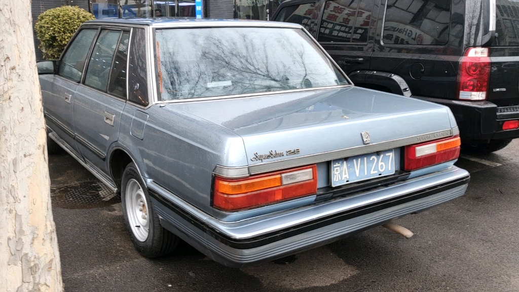 应该是第六代皇冠,汽配城见到