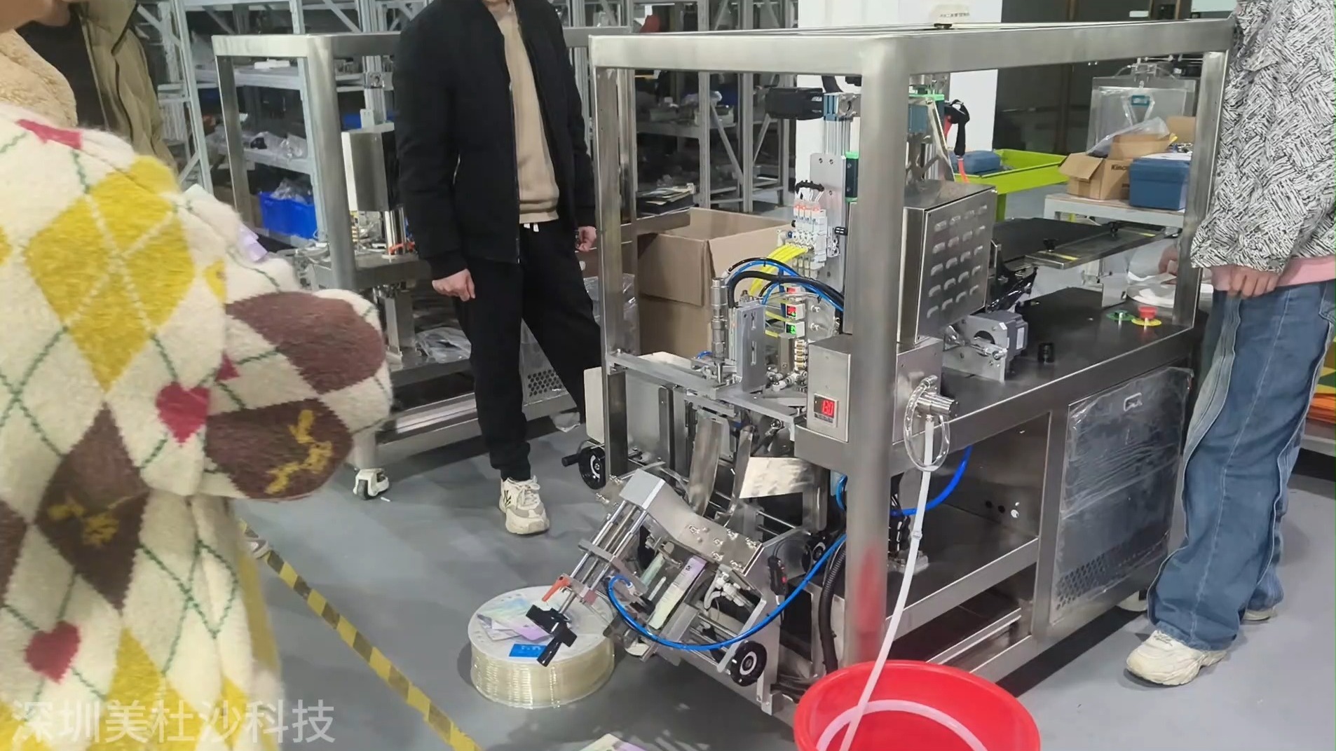 客户考察多功能手套包装机,是一台集折叠入袋,灌液,封口一体的包装机