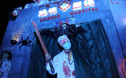 北京欢乐谷2013年万圣节临时鬼屋恐怖医院(虽然什么都看不清楚)