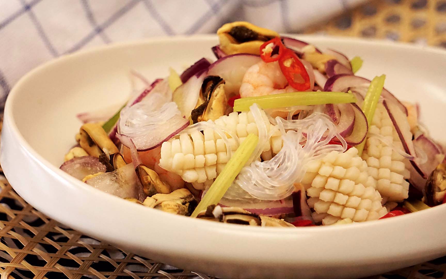 【泰式海鲜粉丝沙拉】女生在520这天最想要什么?鲜花?小礼物?大餐?