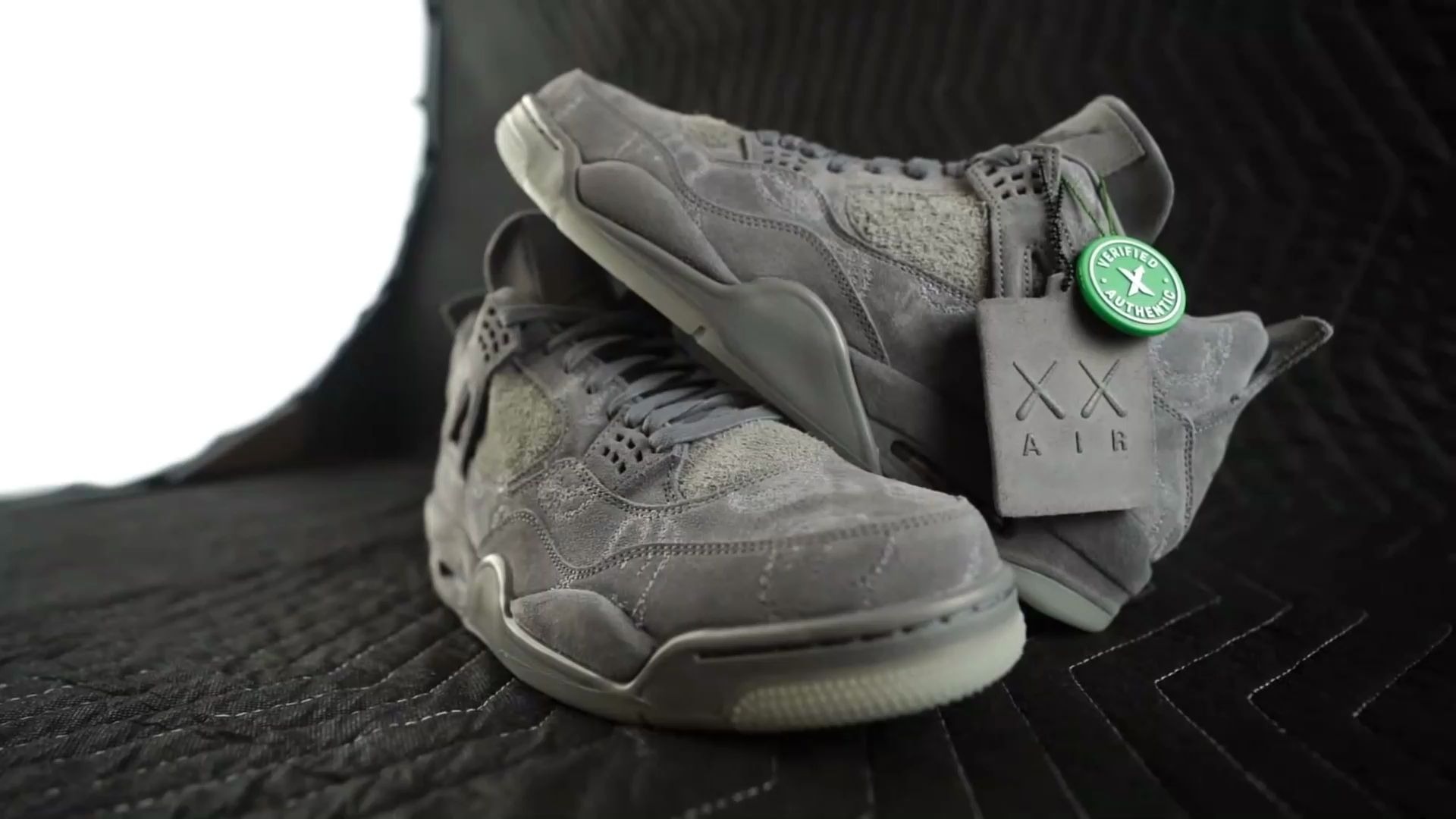 绿x(stockx)购入kaws x air jordan 4 联名款 开箱细节实拍_哔哩哔哩