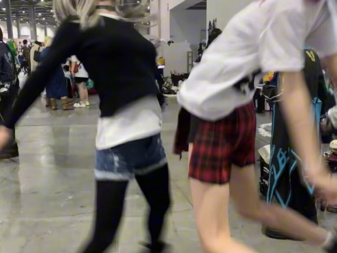 正在创造少女乐队的俩人：