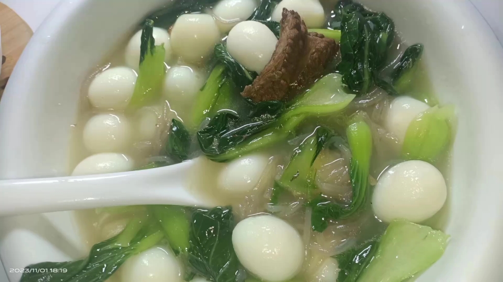 鹌鹑蛋青菜粉丝汤下饭真的很绝,清新脱俗的汤菜,热乎乎的吃一碗,暖胃